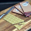 CHOCOLATE BLANCO CON PISTACHO CARAMELIZADO 70GR